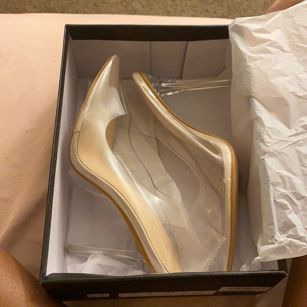Clear heeled court shoe